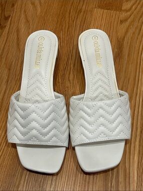 Olivia Miller ziggy Quilted White Slide Mules women’s size 8 summer sandals